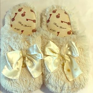 Juicy couture white slippers